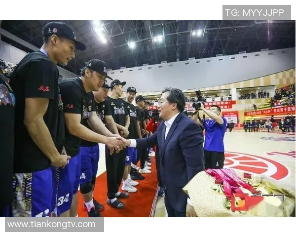 重庆篮球队意识争议引发热议球迷对战术执行和团队配合的不同看法